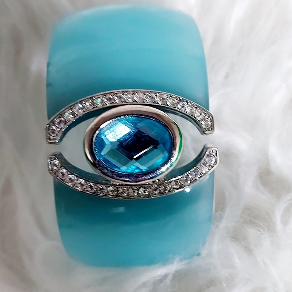 Blue Cuff Bracelet / Hinge and Magnetic Closure / Vintage Aqua Cuff Bracelet - Picture 4 of 4